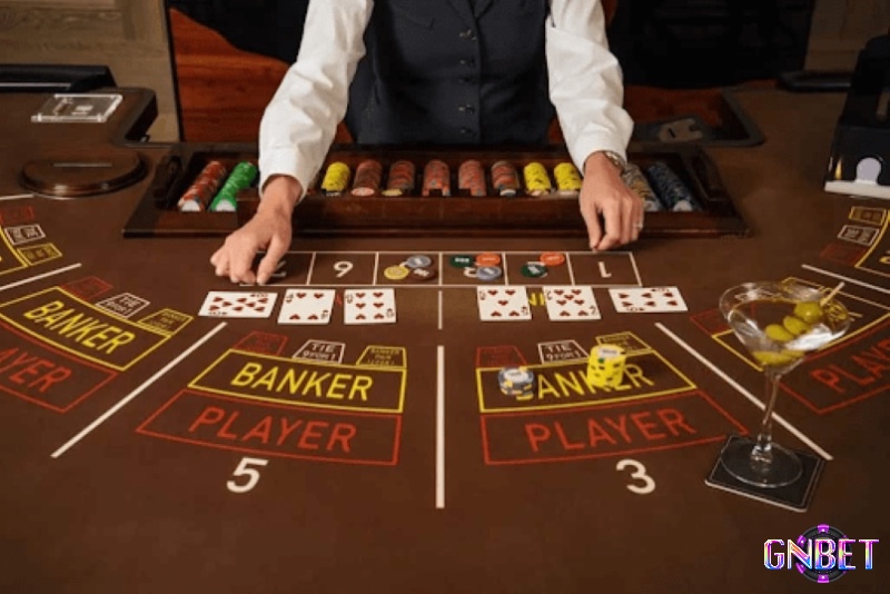 Trong baccarat, ba cửa cược chính là Player, Banker và Tie, với mỗi cửa có tỷ lệ thắng riêng biệt