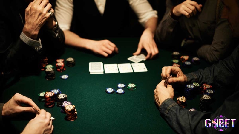 Vị trí ngồi trong Poker ảnh hưởng đến chiến thuật, với lợi thế lớn ở các vị trí sau (late position), đặc biệt là dealer